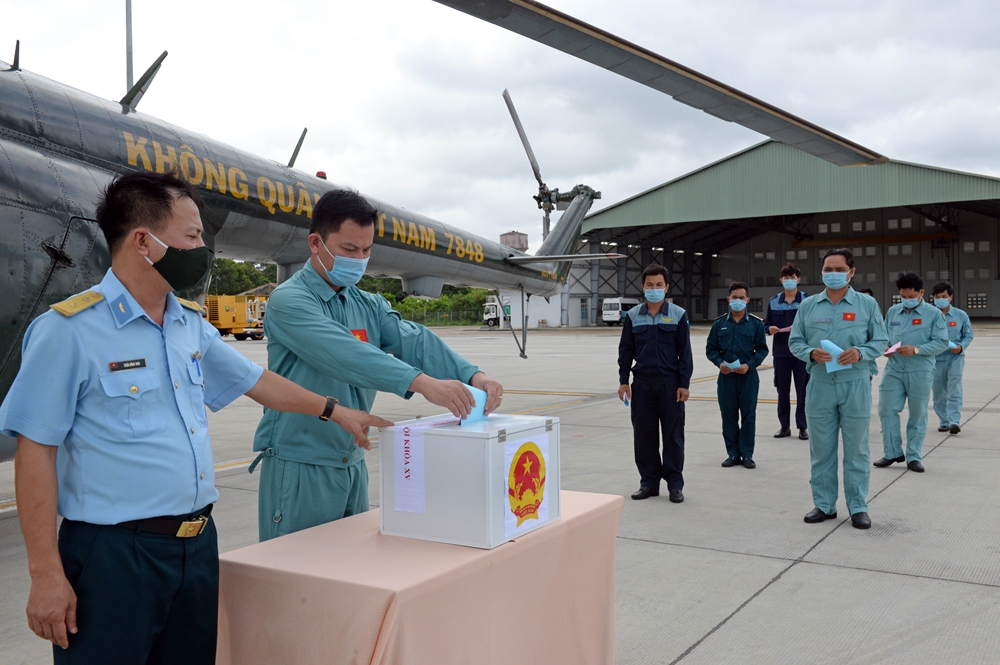 Để đảm bảo cho lực lượng trực sẵn sàng chiến đấu, Sư đoàn Không quân 370 đã tổ chức tổ bầu cử lưu động đưa thùng phiếu phụ đến sân bay cho các cử tri thực hiện quyền và nghĩa vụ công dân của mình.